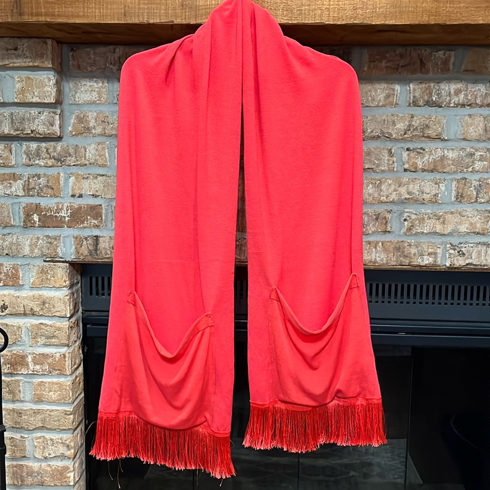 Pocketed scarf with red trim